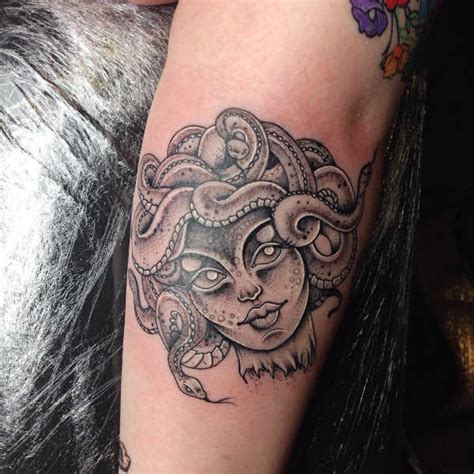 medusa animale tattoo stilizzato